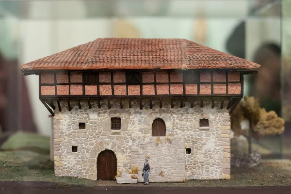 Maqueta miniatura de antigua Casa Torre vasca