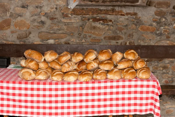Nybakade bröd bakas, toast redo att sälja — Stockfoto