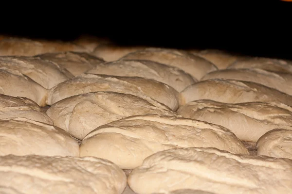 Nyers kenyér tészta kész, sütni Stock Kép