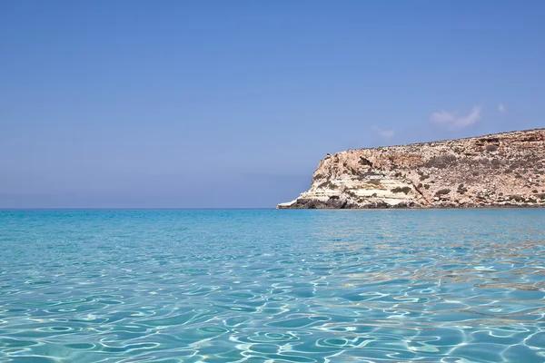 ランペドゥーサ島、シチリア島の青い海. — ストック写真
