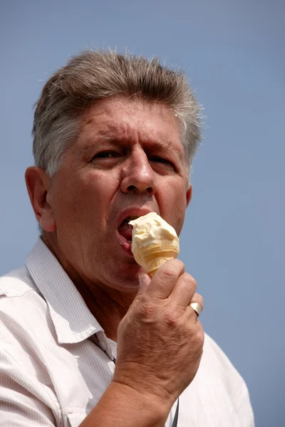 Homem comendo sorvete — Fotografia de Stock