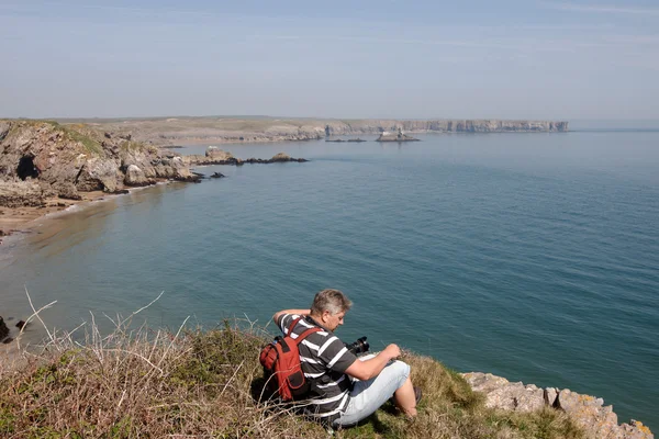 Fotógrafo en la ruta costera de Pembrokeshire — Foto de Stock