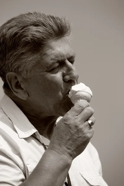 Člověk jíst zmrzlinu — Stock fotografie