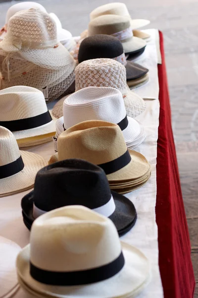 Chapeaux de dames et messieurs sur une table — Photo