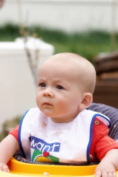 Ein Baby runzelt die Stirn — Stockfoto