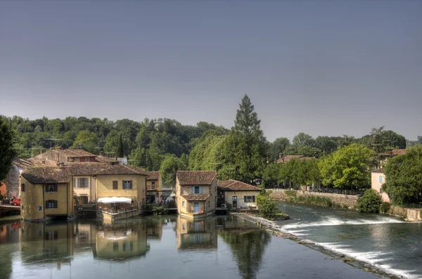 Een rij van huizen op de rivier — Stockfoto