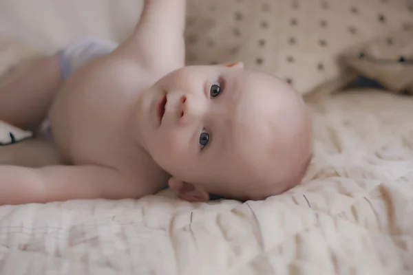Zeminde oynayan bebek — Stok fotoğraf