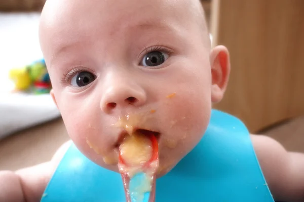 Un bebé comiendo — Foto de Stock