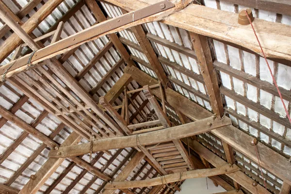 インテリアの屋根の梁 — ストック写真
