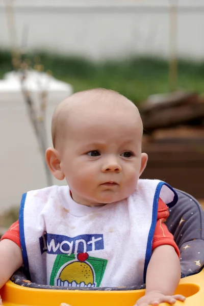 Een baby met een rommelig gezicht — Stockfoto