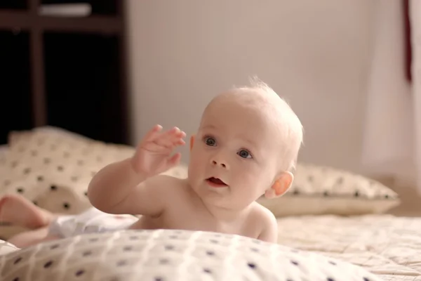 手を振っている赤ちゃん — ストック写真