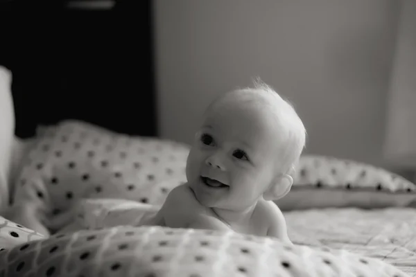 Bebê distraído — Fotografia de Stock