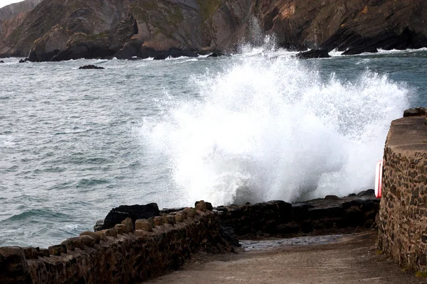 Éclaboussures de mer rugueuses contre le mur — Photo