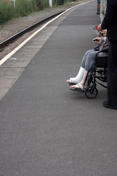 Une personne handicapée sur une plateforme — Photo
