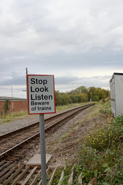 Μια προειδοποίηση γραμμή σιδηροδρόμων του Ηνωμένου Βασιλείου — Φωτογραφία Αρχείου