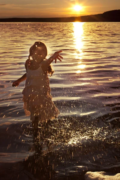 Girl in the lake — Stock Photo, Image