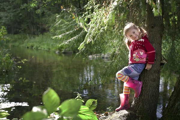 Uma menina ao lado do rio — Fotografia de Stock