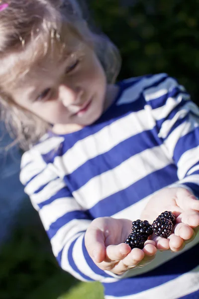 A girl with blackberries — Stock Photo, Image
