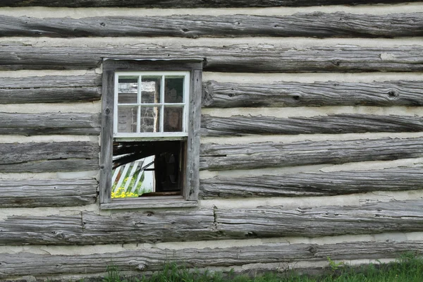 Fenêtre dans vieux bâtiment en rondins — Photo