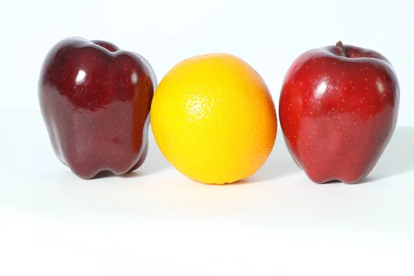 Яблоки и апельсин — стоковое фото