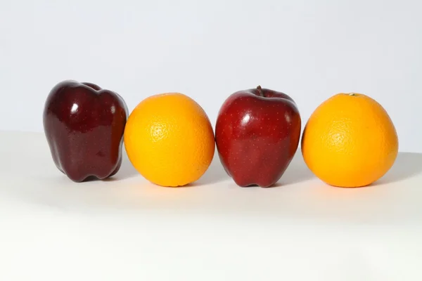 Яблоки и апельсин — стоковое фото