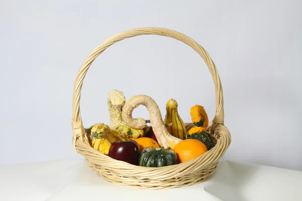 Кошик з овочами та фруктами — стокове фото