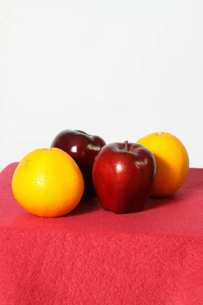 Maçãs e laranjas — Fotografia de Stock