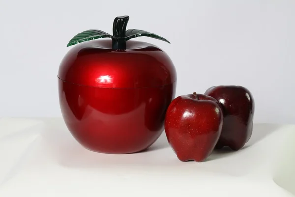Яблоки и орнамент — стоковое фото