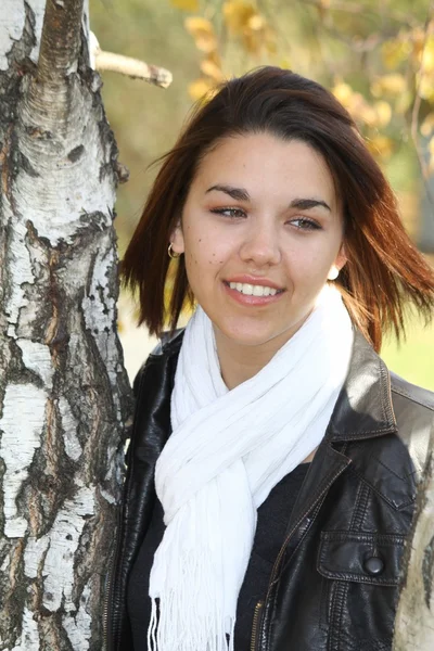 Beautiful Young Woman by Tree (CO) — Stock Photo, Image