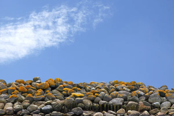 Камни и небо — стоковое фото