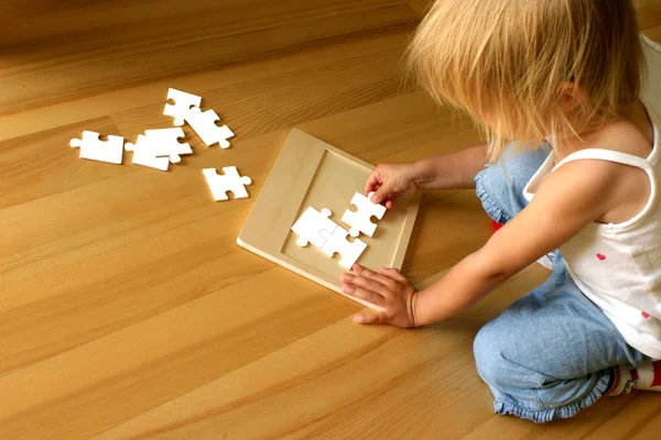 Kind und Puzzle — Stockfoto