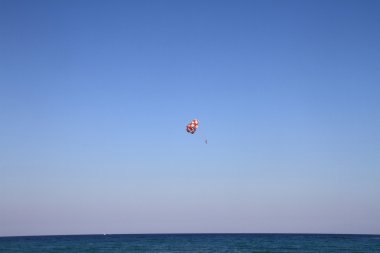 havada deniz paraşüt