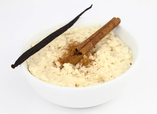 그릇에 크림 쌀 푸딩 — 스톡 사진