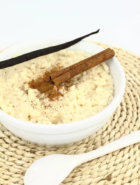 Вершковий рисовий пудинг на мисці — стокове фото