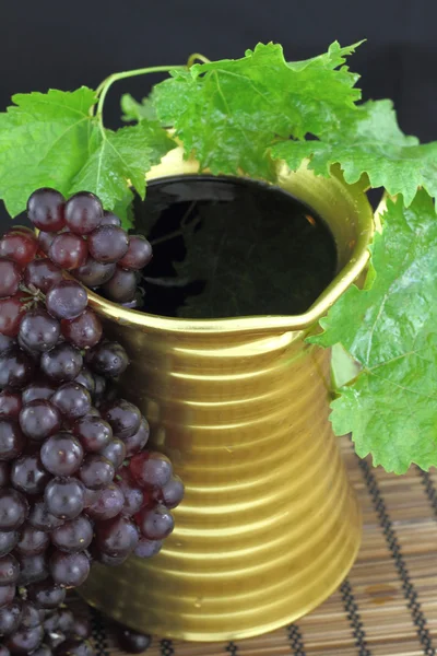 Červené víno v tradiční džbánu — Stock fotografie