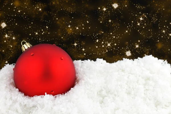 Rote Weihnachtskugel auf Schnee — Stockfoto