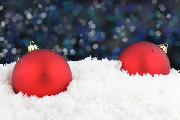 Röd jul boll på snö — Stockfoto