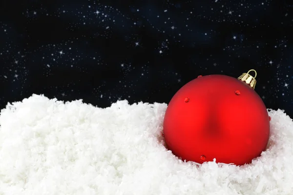 Rosso palla di Natale sulla neve — Foto Stock