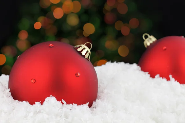 Rote Weihnachtskugeln auf Schnee — Stockfoto