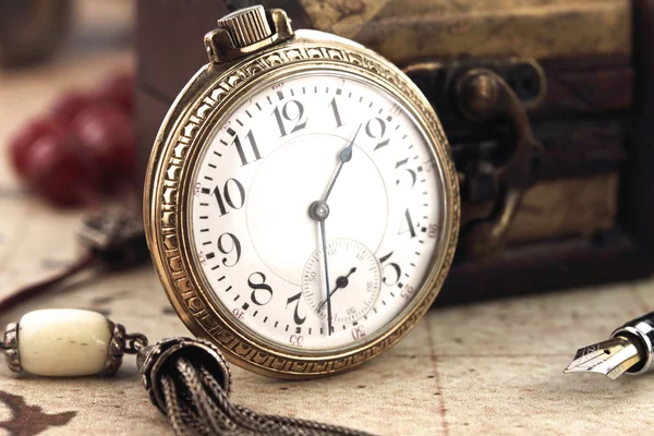 Antik, retro zseb óra és dekorációs tárgyak — Stock Fotó