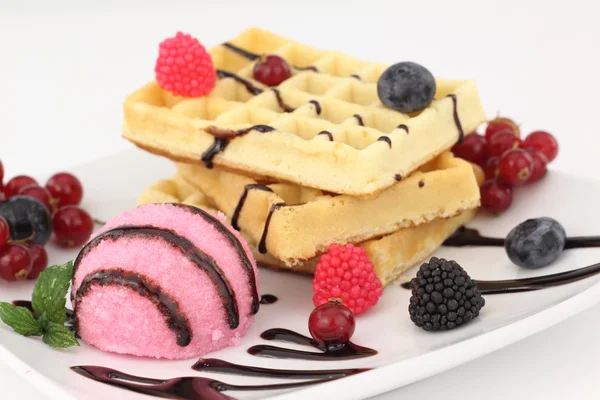 Waffles com sorvete de morango — Fotografia de Stock
