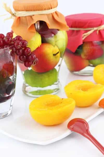 Verwerkte perziken met diverse vruchten op achtergrond — Stockfoto