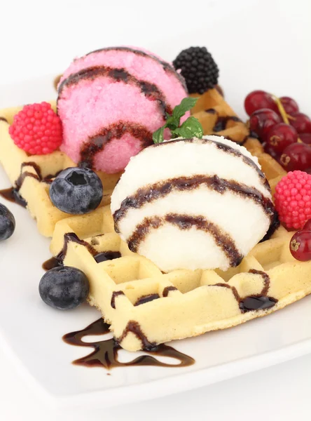 Vanilya ve çilekli dondurma waffle — Stok fotoğraf