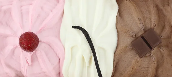 Three flavors of ice cream — Stock Photo, Image