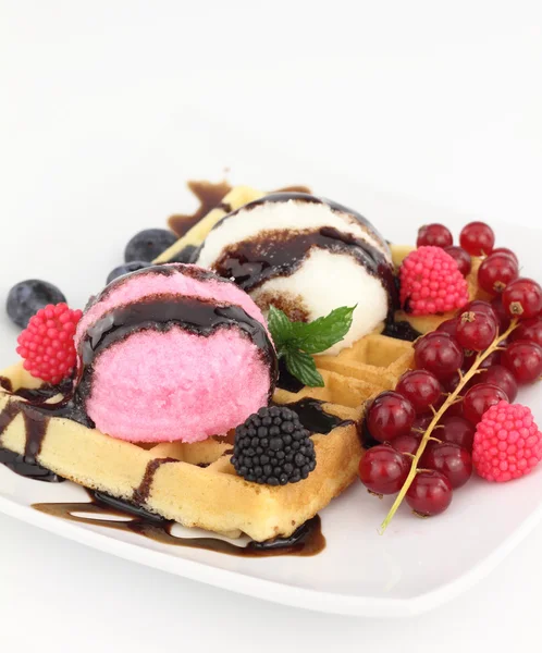 Waffle com sorvete de baunilha e morango — Fotografia de Stock
