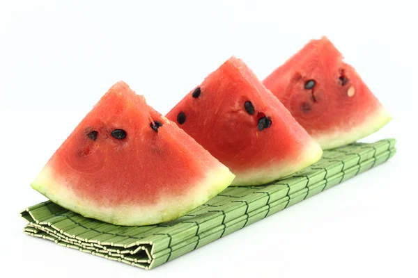 Vattenmelon skivor på vit bakgrund — Stockfoto