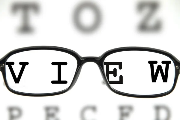 Gafas de vista médicas en una carta ocular — Foto de Stock