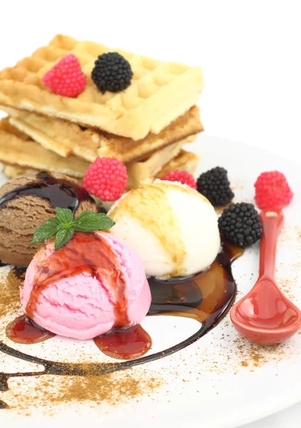 Gofres con helado de vainilla, fresa y chocolate —  Fotos de Stock