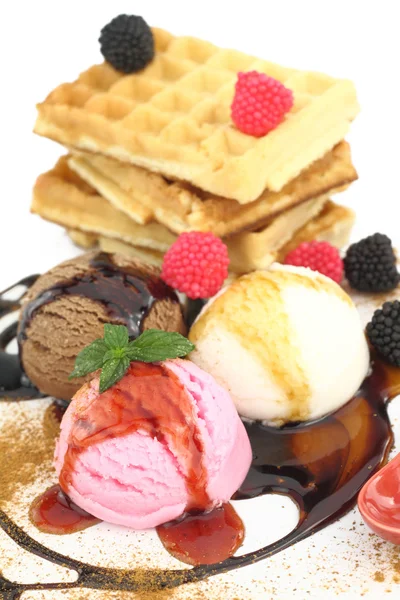 Вафлі з ваніллю, полуницею та шоколадним морозивом — стокове фото