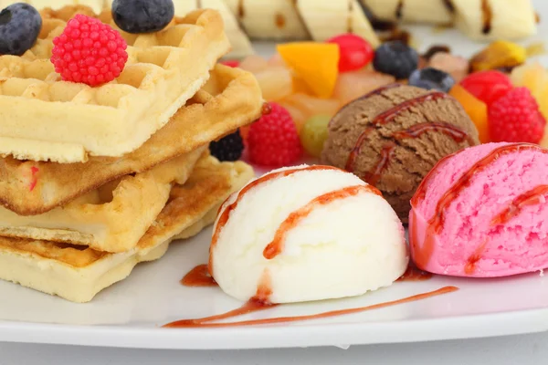 Waffles com sorvete e frutas — Fotografia de Stock